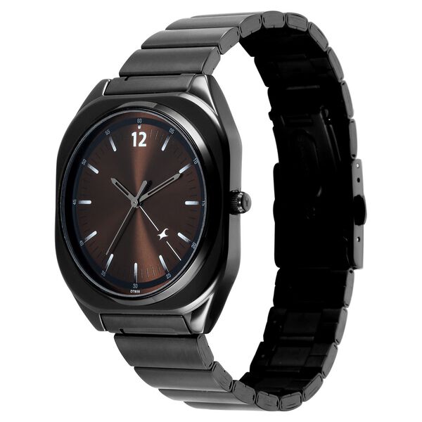 Close up details of Fastrack 3354NM01 special shape brass case with gradient dial indices